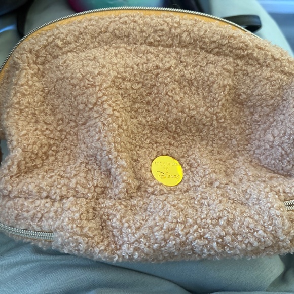 Super cute fuzzy Winnie the Pooh Disney x Spectrum make up cosmetic bag - Picture 2 of 6